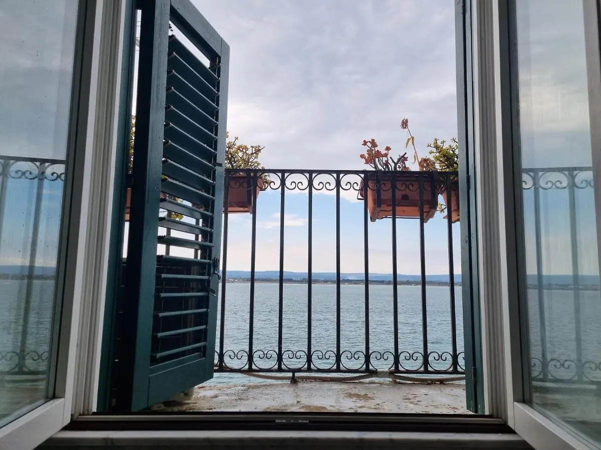 La finestra sul mare di Alfeo Appartamento Syracuse 0*,  Italia